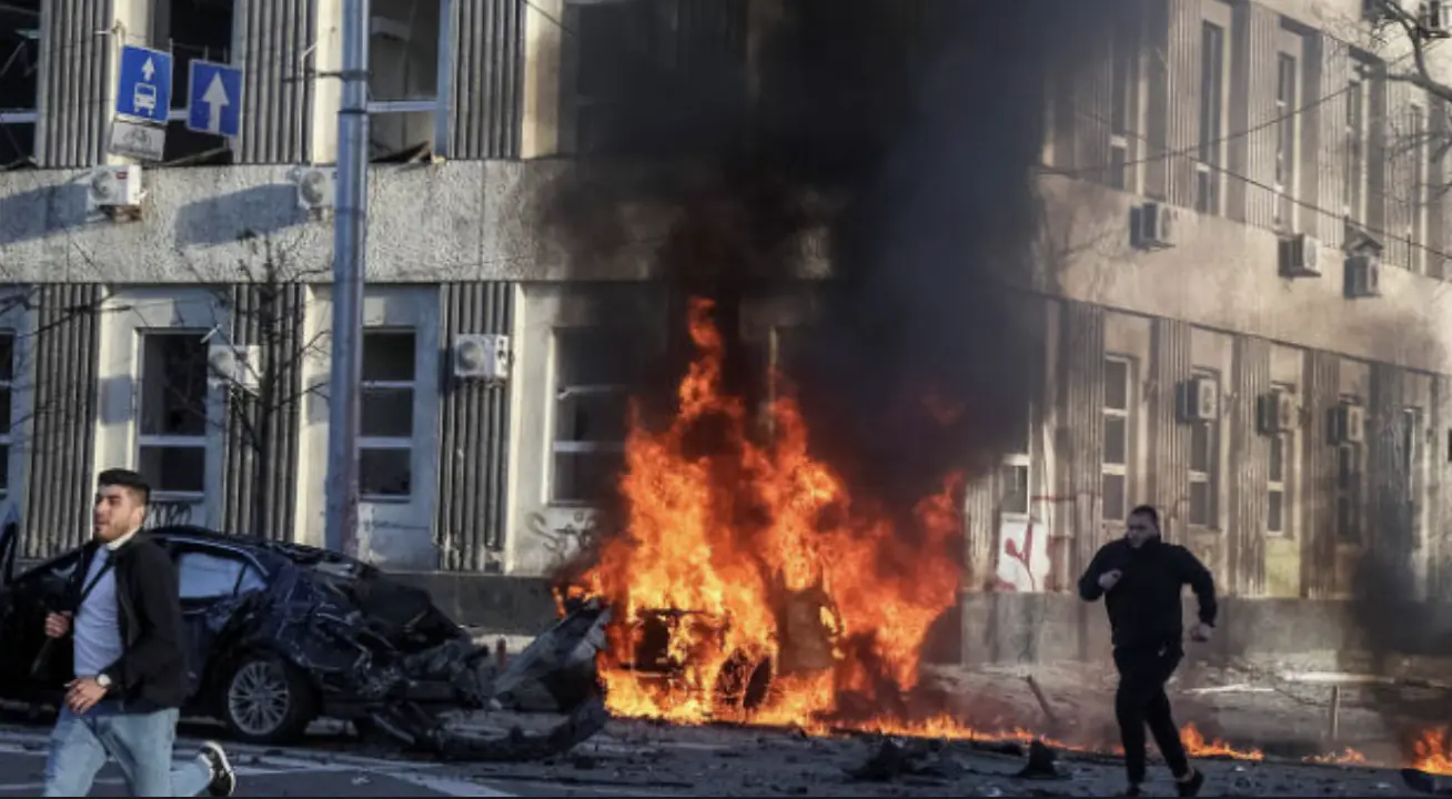Kiev vive madrugada de terror após ofensiva russa que deixa ao menos 18 mortos