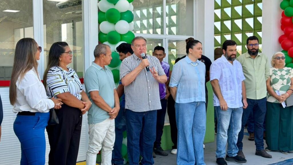 Átila Lins inaugura UBS e estádio em Santa Isabel do Rio Negro