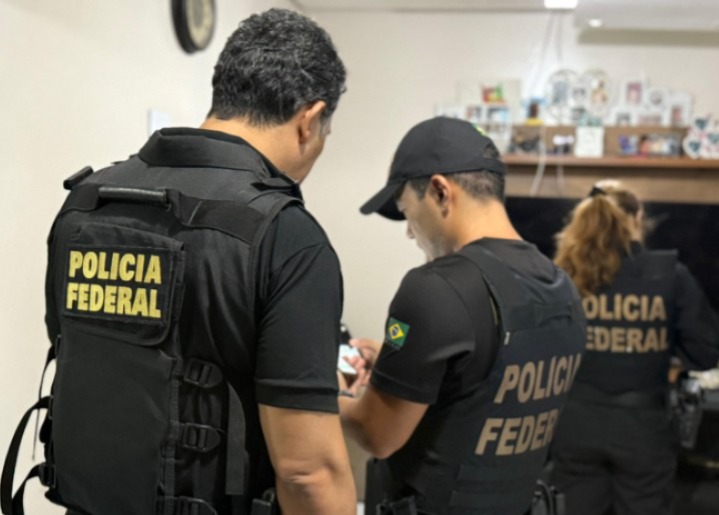 PF cumpre mandados em Manaus contra empresa investigada por fraude em contratos públicos em Rondônia