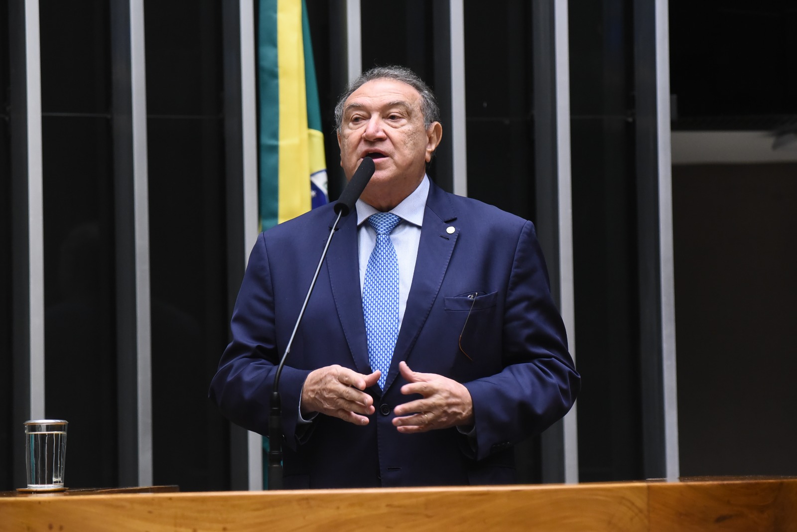 Projeto de Átila Lins em defesa das mulheres avança na Câmara