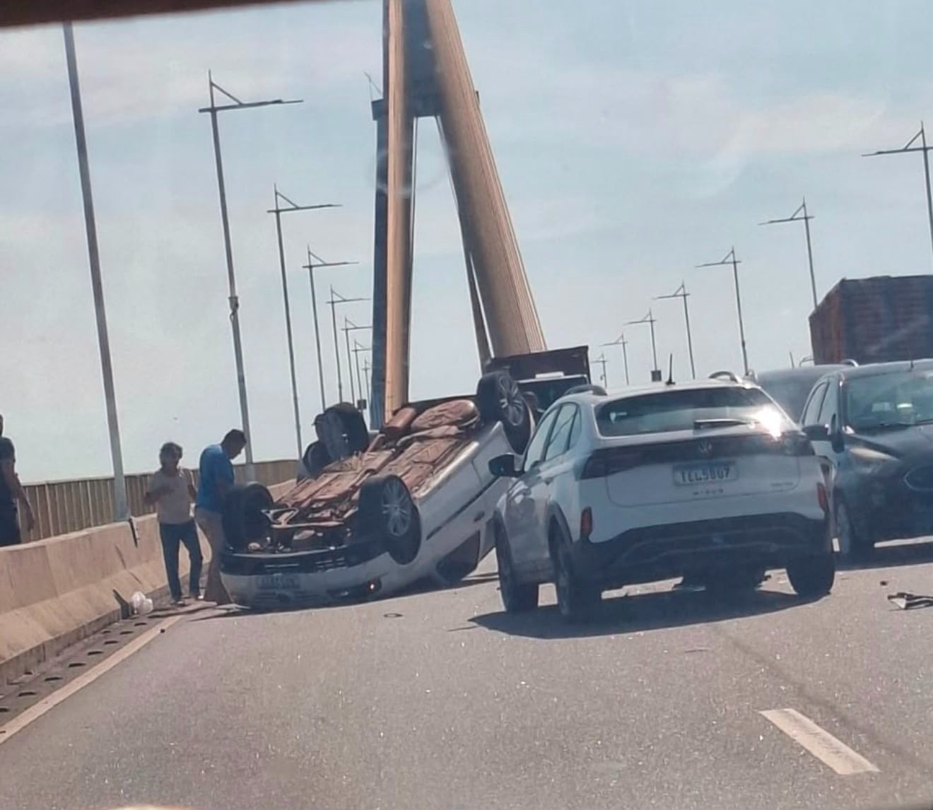 Urgente: Carro capota após acidente envolvendo dois veículos na Ponte Rio Negro em Manaus