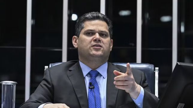 Alcolumbre manda recado a Flávio Bolsonaro em meio à disputa sobre Moraes no Senado