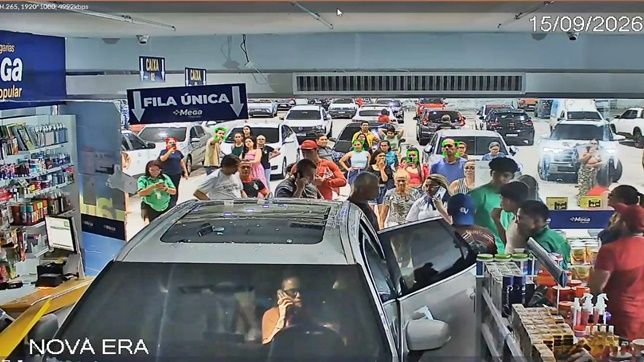 Carro desgovernado invade drogaria no estacionamento do Supermercado Nova Era, bairro Nova Esperança, Zona Centro-Oeste de Manaus