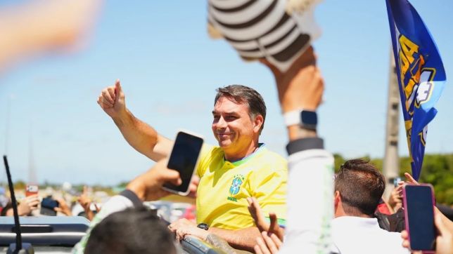 Flávio Bolsonaro poupa Nunes Marques e mantém ataques a Moraes e Lula