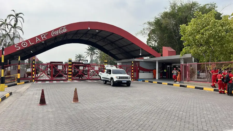Funcionários da Coca-Cola paralisam atividades e cobram melhores condições de trabalho em Manaus