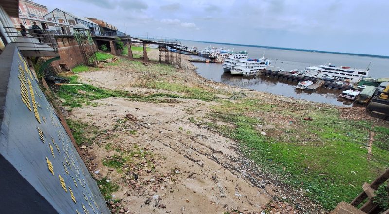 Rio Negro baixa 5,2 metros em setembro e seca pode ficar entre as três maiores da história