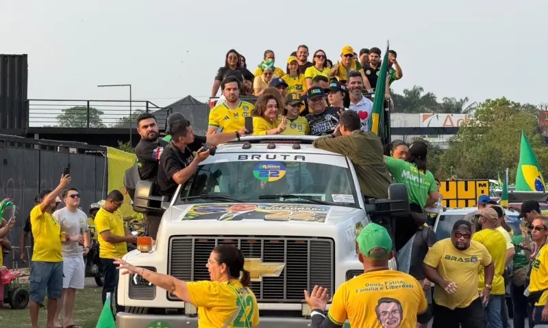 Megacarreata reúne apoiadores da professora Maria do Carmo e de Flávio Bolsonaro em Manaus