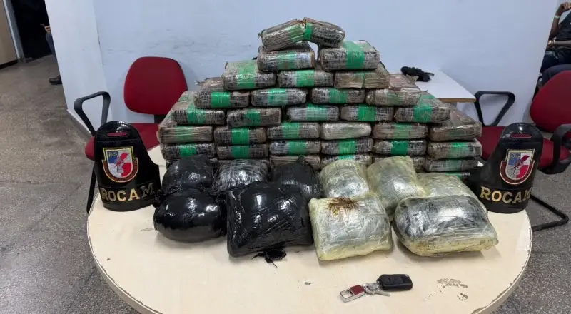ROCAM apreende 39 tabletes de maconha e 10 pacotes de pasta base de cocaína em carro no Mauazinho
