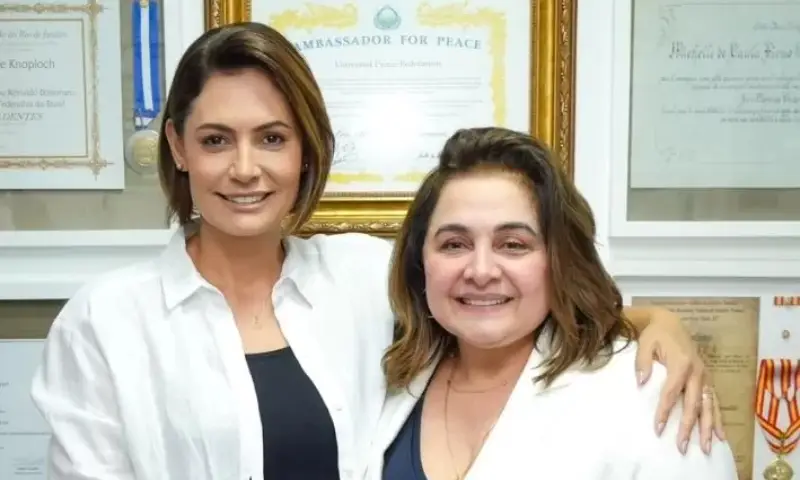 Michelle Bolsonaro deve desembarcar em Manaus para apoiar Maria do Carmo no 2º turno
