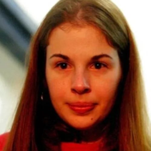 Suzane von Richthofen solda portão e retira carro do tio morto