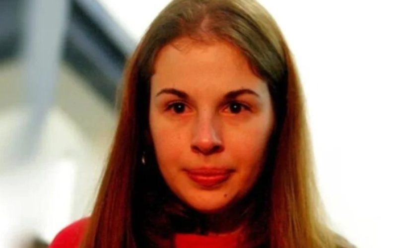 Suzane von Richthofen solda portão e retira carro do tio morto
