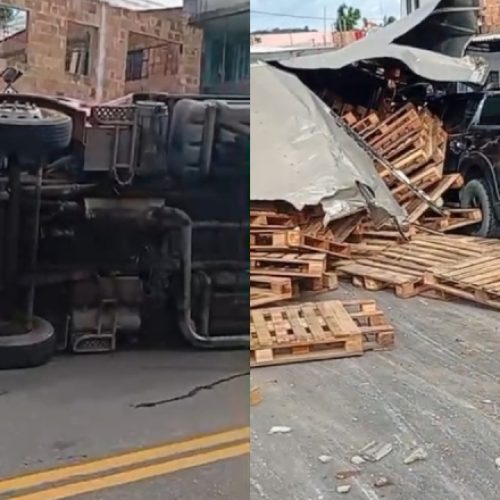 Caminhão com pallets tomba e causa prejuízos a veículos na zona leste de Manaus
