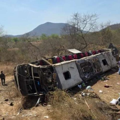 A caminho de evento religioso, ônibus capota na ‘curva da morte’ e 16 pessoas perdem a vida