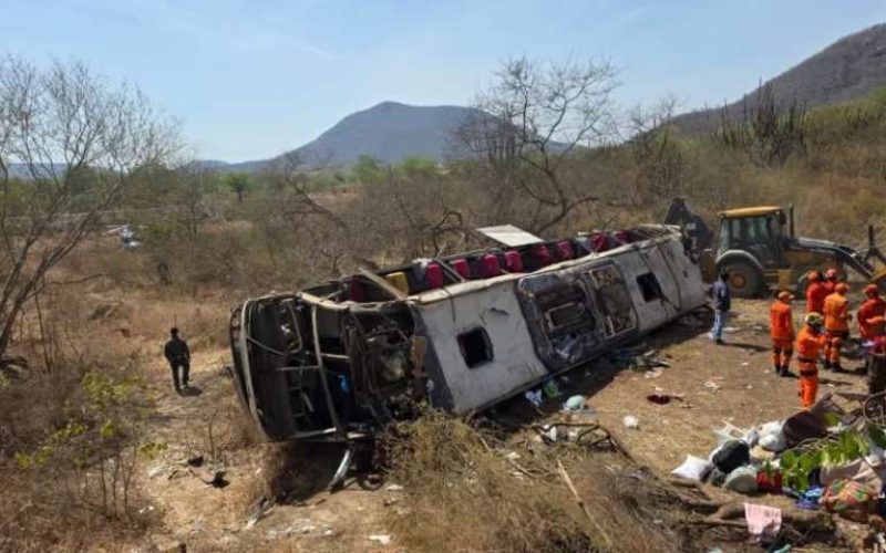 A caminho de evento religioso, ônibus capota na ‘curva da morte’ e 16 pessoas perdem a vida