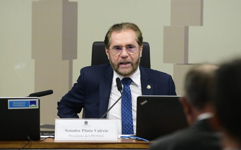 Senador Plínio Valério em visita ao município de Parintins