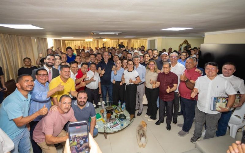 Omar Aziz reúne lideranças e fortalece articulação para 2026 no AM