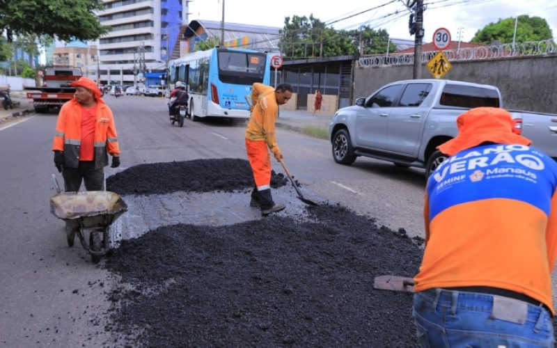 Prefeitura de Manaus recupera asfalto em via de grande fluxo no bairro São Francisco e melhora mobilidade