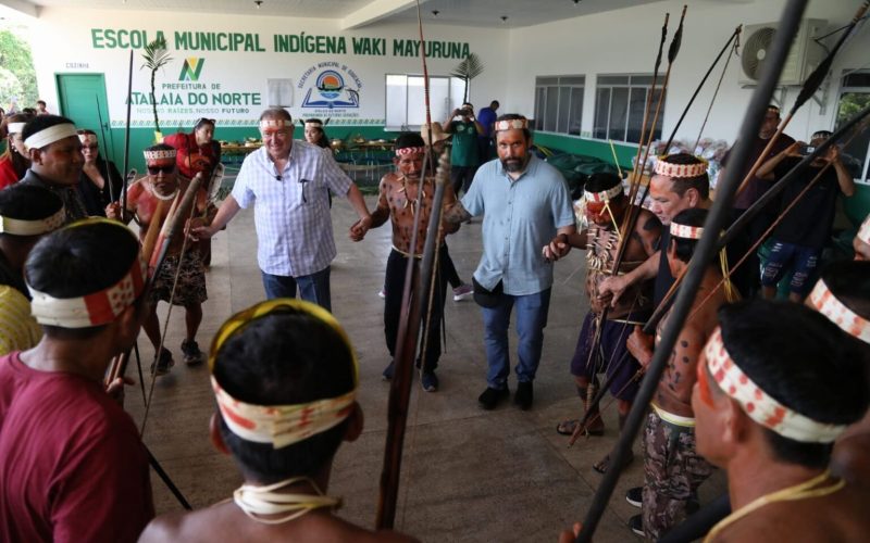 Átila Lins inaugura escola na aldeia indígena Lobo em Atalaia do Norte