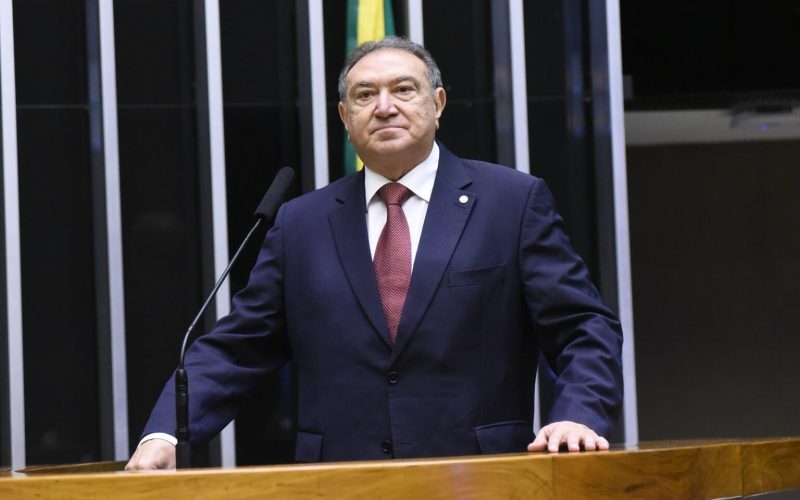 Átila Lins denuncia atraso do seguro-defeso e anuncia novo prazo aos pescaodes