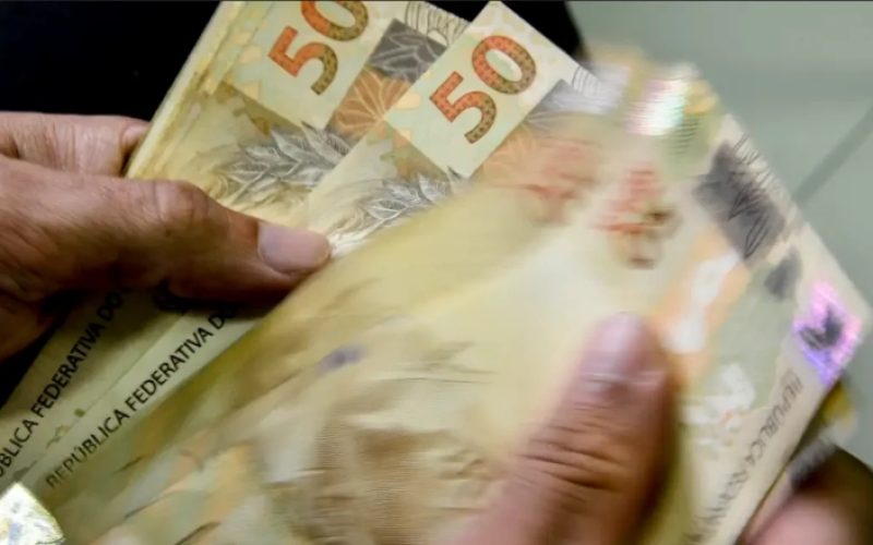 Inflação deve cair em 2026 e dinheiro pode render mais no bolso do brasileiro