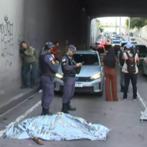 Mulher morre em acidente de moto no viaduto da Djalma Batista