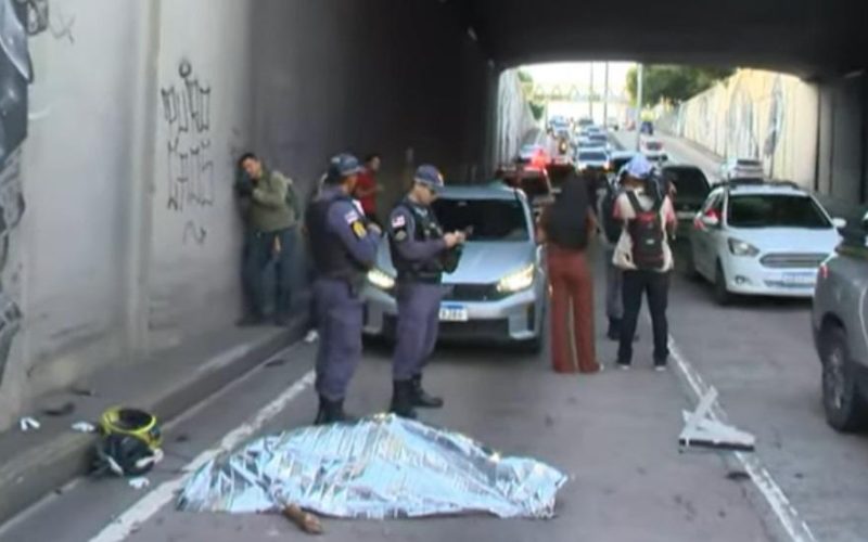 Mulher morre em acidente de moto no viaduto da Djalma Batista