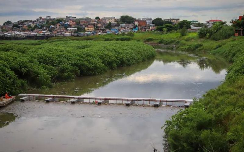 Prefeitura de Manaus amplia rede de proteção ao rio Negro com instalação da 14ª ecobarreira