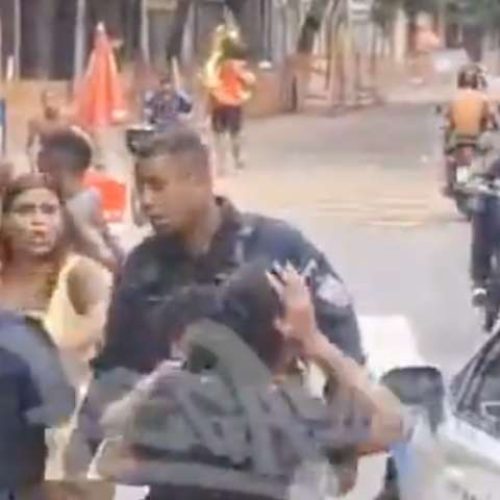 Mulher com criança no colo é agredida por outras quatro ao lado de viatura da polícia