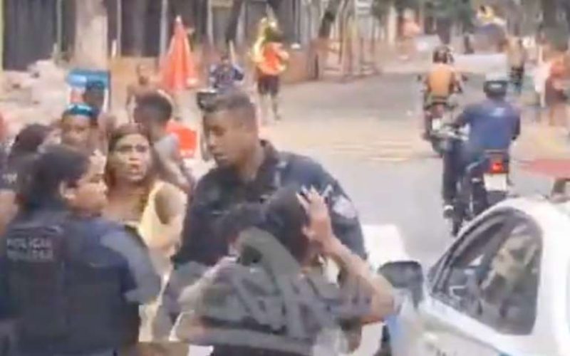 Mulher com criança no colo é agredida por outras quatro ao lado de viatura da polícia