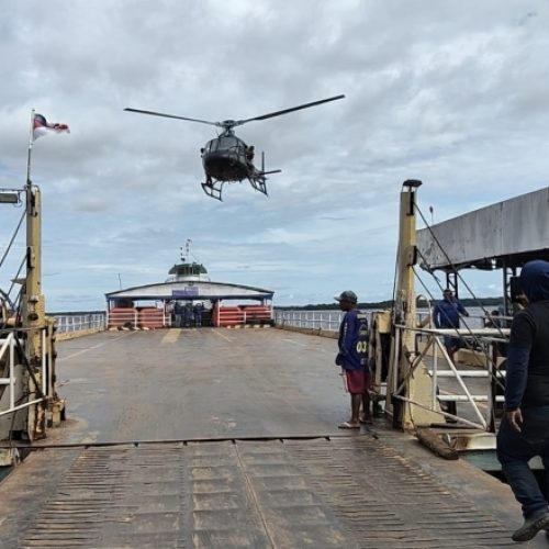 Força-tarefa com helicóptero e sonares intensifica buscas por vítimas de naufrágio no Encontro das Águas