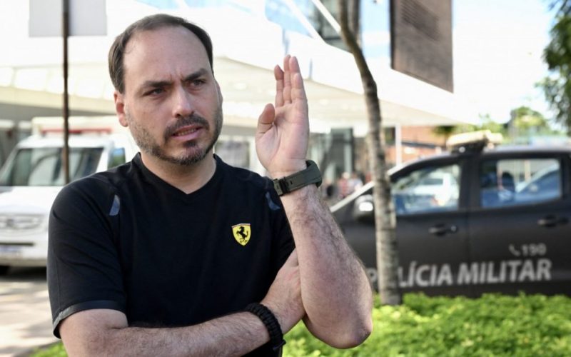 Carlos Bolsonaro lista doenças do pai após Moraes recusar prisão domiciliar