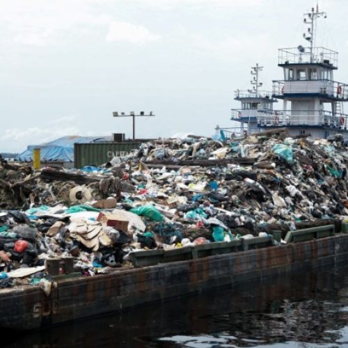Prefeitura de Manaus realiza primeira operação de transbordo do lixo retirado da orla em 2026
