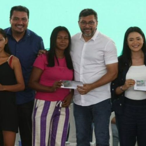Governador Wilson Lima entrega 800 novos cartões do Auxílio Estadual e reforça ações sociais em Autazes