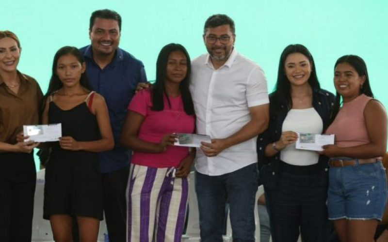 Governador Wilson Lima entrega 800 novos cartões do Auxílio Estadual e reforça ações sociais em Autazes