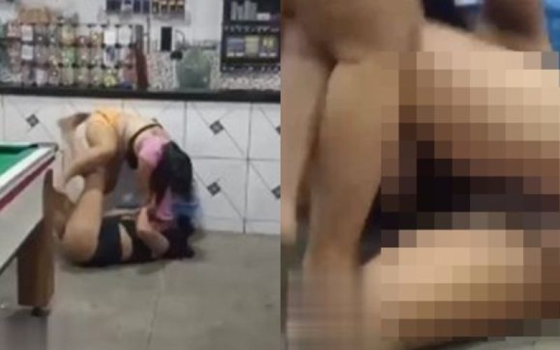 SÓ VENDO PARA CRER! Confusão entre duas mulheres em bar vira pancadaria com puxões de cabelo e cena constrangedora. VEJA VÍDEO