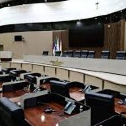 ‘SEGREDOS DE BASTIDORES’: AS CADEIRAS VAZIAS DA CÂMARA E O SILÊNCIO QUE FALA ALTO ÀS VÉSPERAS DA ELEIÇÃO