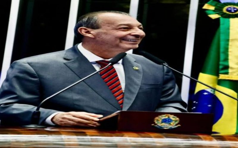 Omar Aziz cobra avanço de projeto para criar piso salarial de trabalhadores da educação