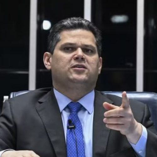 Alcolumbre manda recado a Flávio Bolsonaro em meio à disputa sobre Moraes no Senado