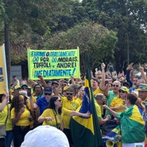 Ato em Brasília reúne apoiadores e pede impeachment de Alexandre de Moraes