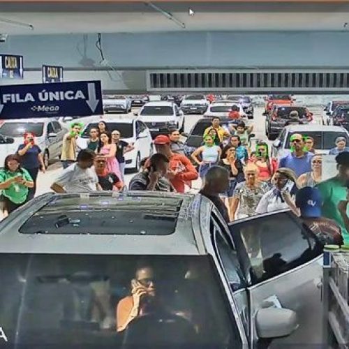 Carro desgovernado invade drogaria no estacionamento do Supermercado Nova Era, bairro Nova Esperança, Zona Centro-Oeste de Manaus