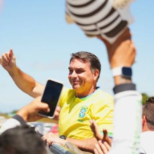 Flávio Bolsonaro poupa Nunes Marques e mantém ataques a Moraes e Lula