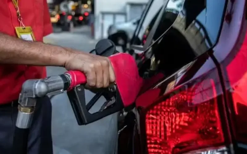 Governo Lula amplia desconto de impostos sobre a gasolina; redução chega a R$ 0,89 por litro