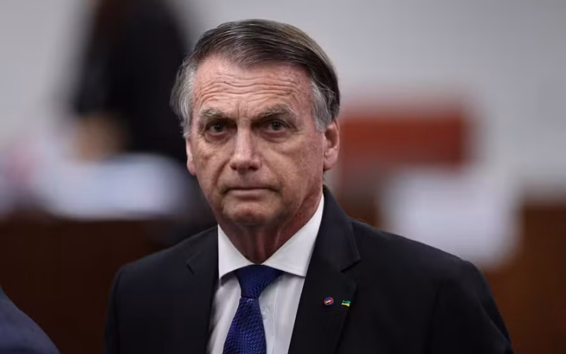 Moraes Decreta Cumprimento de Pena de Bolsonaro: Análise Jurídica e Política