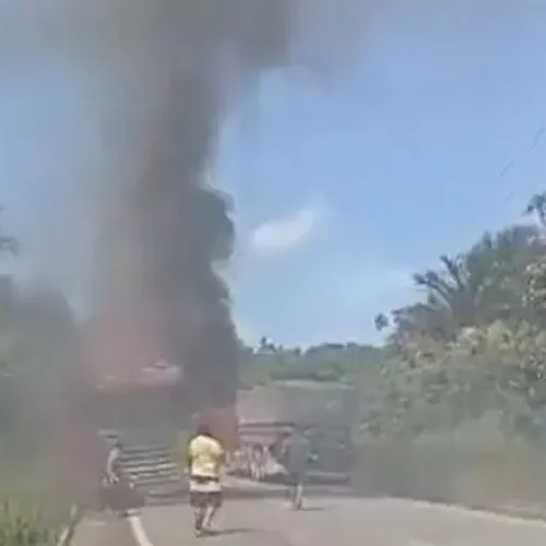 Carreta pega fogo, é destruída pelas chamas e causa bloqueio total na BR-174