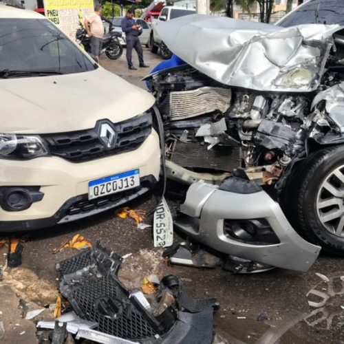 Acidente entre micro-ônibus e dois carros deixa feridos na Avenida Laguna, em Manaus