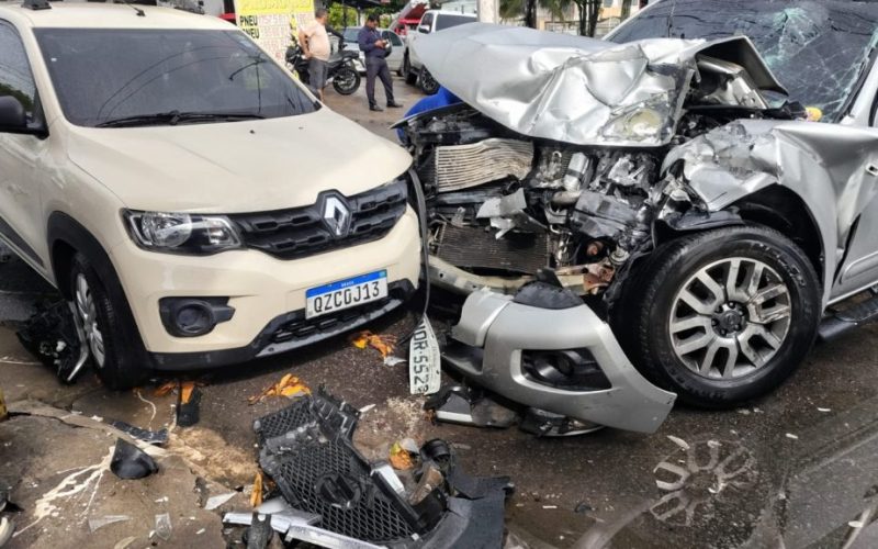 Acidente entre micro-ônibus e dois carros deixa feridos na Avenida Laguna, em Manaus