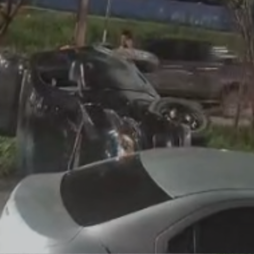 Acidente na zona norte de Manaus deixa carro destruído e mobiliza resgate