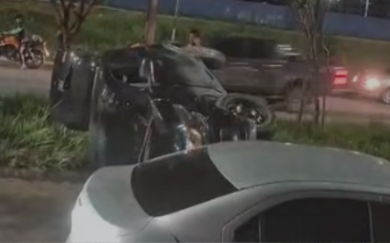 Acidente na zona norte de Manaus deixa carro destruído e mobiliza resgate