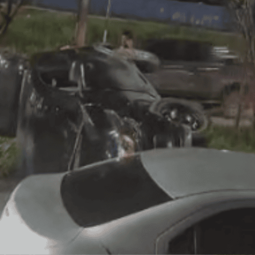 Acidente na zona norte de Manaus deixa carro destruído e mobiliza resgate