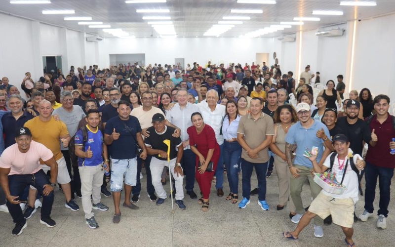 Átila Lins visita Manacapuru e é recebido por centenas de lideranças do município
